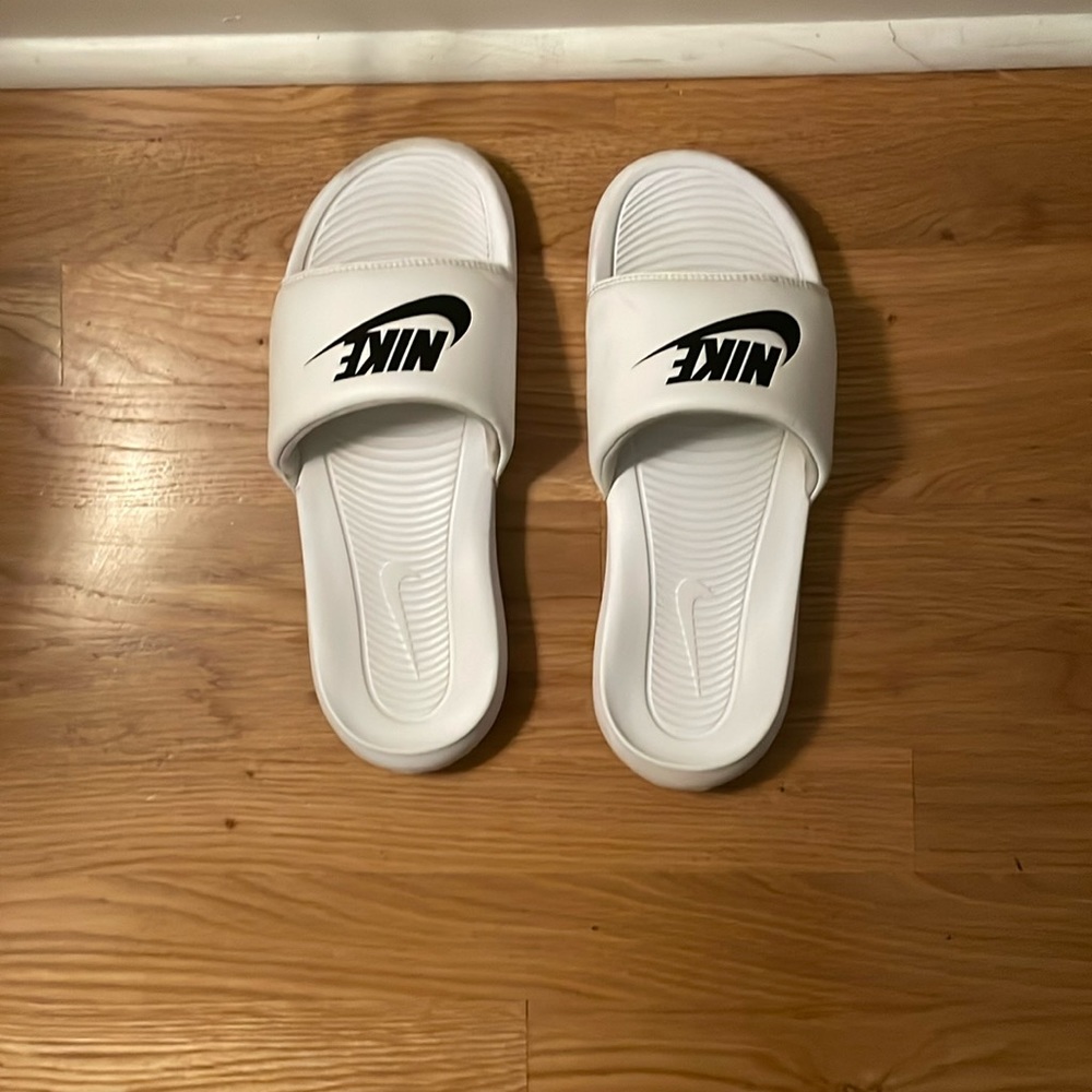 NIKE FLIP FLOPS: Used, White and Black